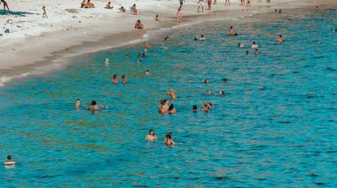 Rio de Janeiro, Brezilya - CIRCA 2021: Gün boyunca deniz, kum ve kayaların olduğu kıyı bölgesi