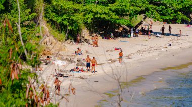 Rio de Janeiro, Brezilya - CIRCA 2021: Gün boyunca deniz, kum ve kayaların olduğu kıyı bölgesi