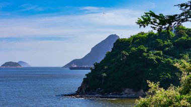 Rio de Janeiro, Brezilya - CIRCA 2021: Gün boyunca deniz, kum ve kayaların olduğu kıyı bölgesi