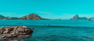 Rio de Janeiro, Brezilya - CIRCA 2021: Gün boyunca deniz, kum ve kayaların olduğu kıyı bölgesi