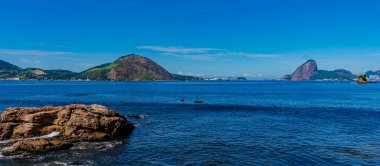 Rio de Janeiro, Brezilya - CIRCA 2021: Gün boyunca deniz, kum ve kayaların olduğu kıyı bölgesi