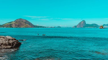 Rio de Janeiro, Brezilya - CIRCA 2021: Gün boyunca deniz, kum ve kayaların olduğu kıyı bölgesi