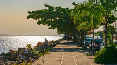 Rio de Janeiro, Brezilya - CIRCA 2021: Gün boyunca deniz, kum ve kayaların olduğu kıyı bölgesi