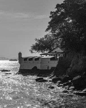 Rio de Janeiro, Brezilya - CIRCA 2021: Gün boyunca deniz, kum ve kayaların olduğu kıyı bölgesi