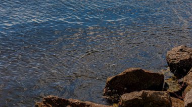 Rio de Janeiro, Brezilya - CIRCA 2021: Gün boyunca deniz, kum ve kayaların olduğu kıyı bölgesi