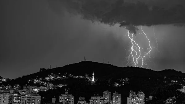 번개와 폭풍에 직면하게 조건은 브라질의 여름의 전형적 특징이다 — 스톡 사진