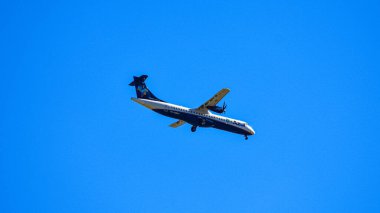 Rio de Janeiro, Brezilya - CIRCA 2020: Azul Linhas Aereas Brezilya ticari uçağı gündüz uçuşu