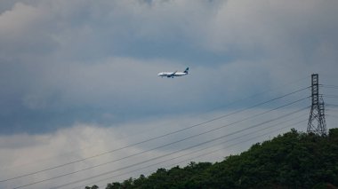 Rio de Janeiro, Brezilya - CIRCA 2020: Azul Linhas Aereas Brezilya ticari uçağı gündüz uçuşu