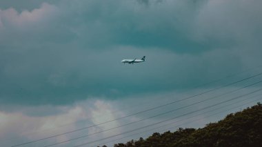 Rio de Janeiro, Brezilya - CIRCA 2020: Azul Linhas Aereas Brezilya ticari uçağı gündüz uçuşu