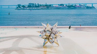 Rio de Janeiro, Brezilya - CIRCA 2021: Rio limanındaki Praca Maua 'da Yarının Müzesi' nin (Museu do Amanha) dışı. Burası Fevkalade Şehir 'in en yeni ve gelecekteki müzelerinden biri..