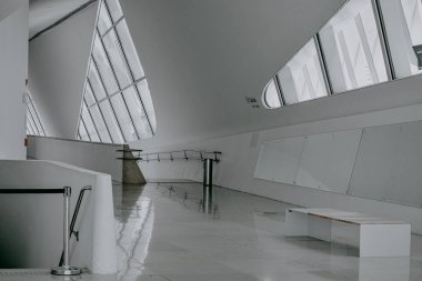 Rio de Janeiro, Brezilya - CIRCA 2021: Rio liman bölgesinde, Yarının Müzesi 'nin (Museu do Amanha) iç kısmı. Burası Fevkalade Şehir 'in en yeni ve gelecekteki müzelerinden biri..