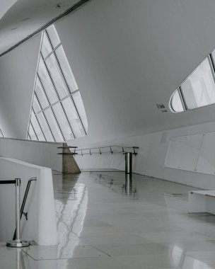 Rio de Janeiro, Brezilya - CIRCA 2021: Rio liman bölgesinde, Yarının Müzesi 'nin (Museu do Amanha) iç kısmı. Burası Fevkalade Şehir 'in en yeni ve gelecekteki müzelerinden biri..