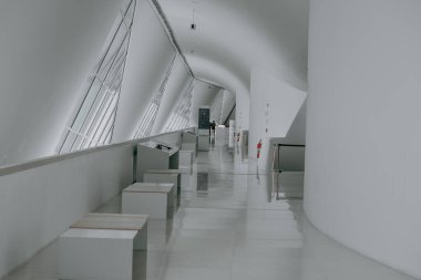 Rio de Janeiro, Brezilya - CIRCA 2021: Rio liman bölgesinde, Yarının Müzesi 'nin (Museu do Amanha) iç kısmı. Burası Fevkalade Şehir 'in en yeni ve gelecekteki müzelerinden biri..