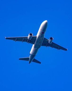 Rio de Janeiro, Brezilya - CIRCA 2020: LATAM Linhas Aereas Brezilya ticari uçağı gündüz uçuyor