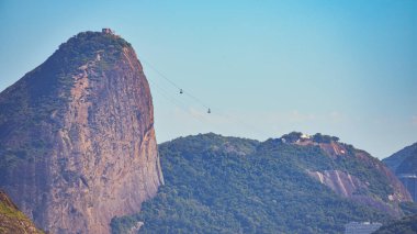 Rio de Janeiro, Brezilya - CIRCA 2021: Şekerleme Dağı 'nın görüntüsü, Pao de Acucar, gün içinde geçişin vurgulandığı Cable Car ile