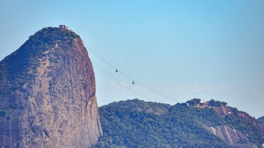 Rio de Janeiro, Brezilya - CIRCA 2021: Şekerleme Dağı 'nın görüntüsü, Pao de Acucar, gün içinde geçişin vurgulandığı Cable Car ile