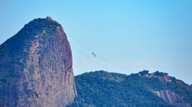 Rio de Janeiro, Brezilya - CIRCA 2021: Şekerleme Dağı 'nın görüntüsü, Pao de Acucar, gün içinde geçişin vurgulandığı Cable Car ile