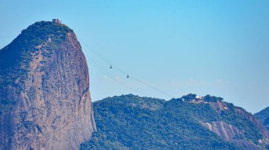 Rio de Janeiro, Brezilya - CIRCA 2021: Şekerleme Dağı 'nın görüntüsü, Pao de Acucar, gün içinde geçişin vurgulandığı Cable Car ile