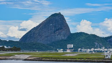 Rio de Janeiro, Brezilya - CIRCA 2021: Sugarloaf Dağı, Pao de Acucar, Santos Dumont Havaalanı pisti ve Guanabara Körfezi 'nin gündüz fotoğrafı