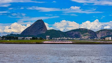 Rio de Janeiro, Brezilya - CIRCA 2021: Sugarloaf Dağı, Pao de Acucar, Santos Dumont Havaalanı pisti ve Guanabara Körfezi 'nin gündüz fotoğrafı