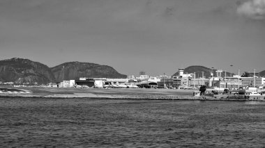 Rio de Janeiro, Brezilya - CIRCA 2021: Sugarloaf Dağı, Pao de Acucar, Santos Dumont Havaalanı pisti ve Guanabara Körfezi 'nin gündüz fotoğrafı
