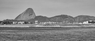 Rio de Janeiro, Brezilya - CIRCA 2021: Sugarloaf Dağı, Pao de Acucar, Santos Dumont Havaalanı pisti ve Guanabara Körfezi 'nin gündüz fotoğrafı