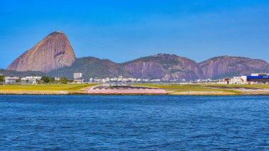 Rio de Janeiro, Brezilya - CIRCA 2021: Sugarloaf Dağı, Pao de Acucar, Santos Dumont Havaalanı pisti ve Guanabara Körfezi 'nin gündüz fotoğrafı