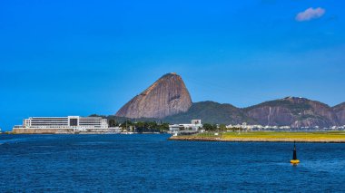 Rio de Janeiro, Brezilya - CIRCA 2021: Sugarloaf Dağı, Pao de Acucar, Santos Dumont Havaalanı pisti ve Guanabara Körfezi 'nin gündüz fotoğrafı