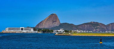 Rio de Janeiro, Brezilya - CIRCA 2021: Sugarloaf Dağı, Pao de Acucar, Santos Dumont Havaalanı pisti ve Guanabara Körfezi 'nin gündüz fotoğrafı