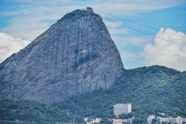 Rio de Janeiro, Brezilya - CIRCA 2021: Sugarloaf Dağı, Pao de Acucar 'ın gündüz fotoğrafı
