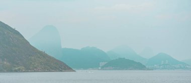 Rio de Janeiro, Brezilya - CIRCA 2021: Sugarloaf Dağı, Pao de Acucar 'ın gündüz fotoğrafı