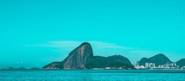 Rio de Janeiro, Brezilya - CIRCA 2021: Sugarloaf Dağı, Pao de Acucar 'ın gündüz fotoğrafı