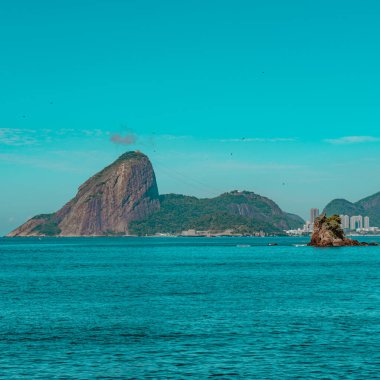 Rio de Janeiro, Brezilya - CIRCA 2021: Sugarloaf Dağı, Pao de Acucar 'ın gündüz fotoğrafı