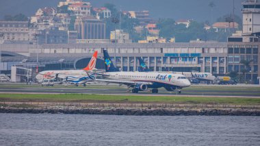 Brezilya 'nın Rio de Janeiro kentinde Santos Dumont Ulusal Havalimanı (IATA: SDU, ICAO: SBRJ) pistinde taksicilik yapan Brezilyalı bir ticari şirketin uçağı.