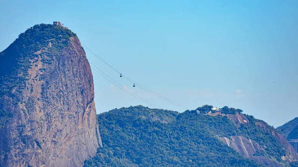Rio de Janeiro, Brezilya - CIRCA 2021: Şekerleme Dağı 'nın görüntüsü, Pao de Acucar, gün içinde geçişin vurgulandığı Cable Car ile