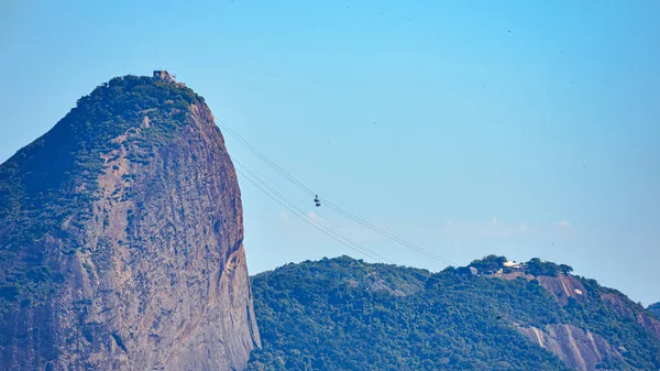 Rio de Janeiro, Brezilya - CIRCA 2021: Şekerleme Dağı 'nın görüntüsü, Pao de Acucar, gün içinde geçişin vurgulandığı Cable Car ile