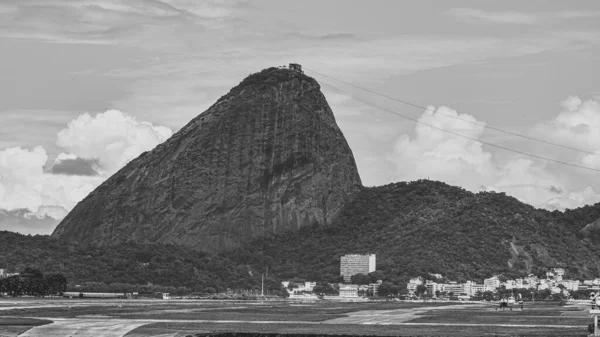 巴西里约热内卢 Circa 2021 Sugarloaf Mountain Pao Acucar与Santos Dumont机场跑道和瓜纳巴拉湾白天合影 — 图库照片