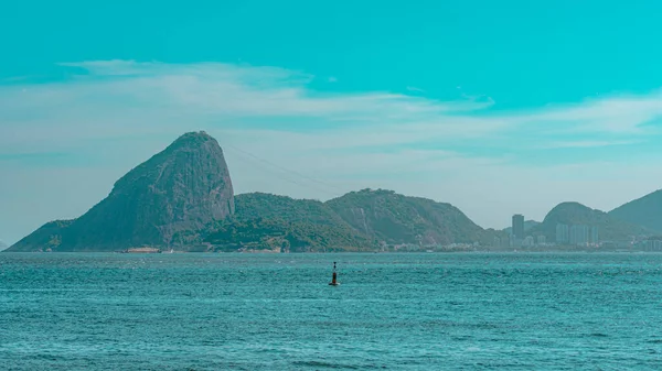 Rio de Janeiro, Brezilya - CIRCA 2021: Sugarloaf Dağı, Pao de Acucar 'ın gündüz fotoğrafı