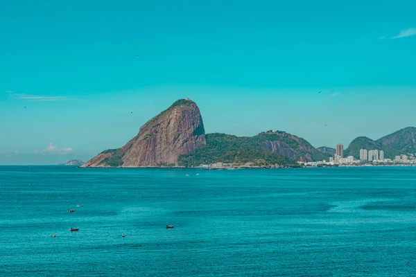 Rio de Janeiro, Brezilya - CIRCA 2021: Sugarloaf Dağı, Pao de Acucar 'ın gündüz fotoğrafı