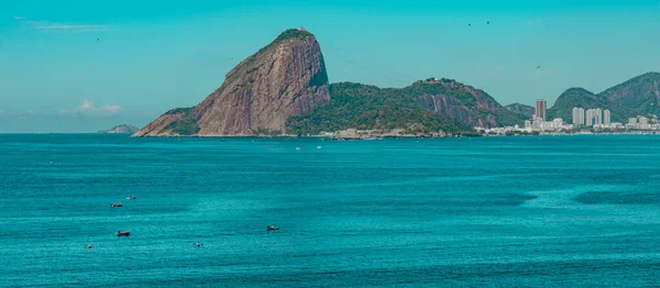 Rio de Janeiro, Brezilya - CIRCA 2021: Sugarloaf Dağı, Pao de Acucar 'ın gündüz fotoğrafı