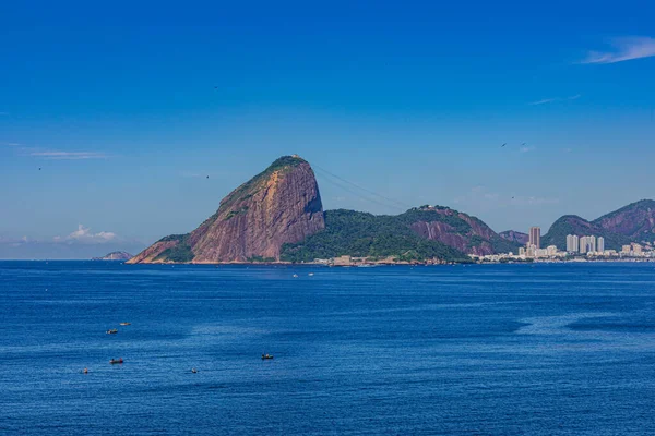 Rio de Janeiro, Brezilya - CIRCA 2021: Sugarloaf Dağı, Pao de Acucar 'ın gündüz fotoğrafı