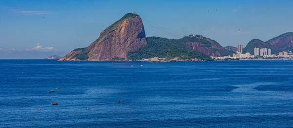 Rio de Janeiro, Brezilya - CIRCA 2021: Sugarloaf Dağı, Pao de Acucar 'ın gündüz fotoğrafı