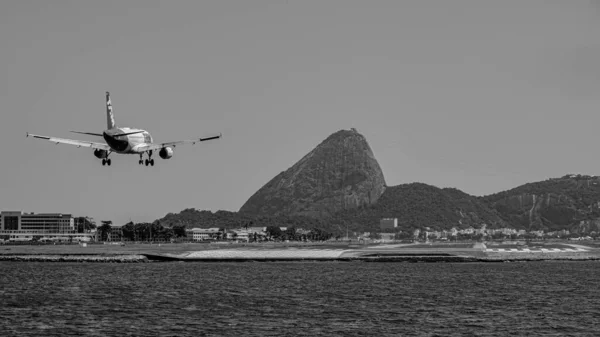 Rio Janeiro Brasil Circa 2020 Avião Comercial Pousando Pista Aeroporto — Fotografia de Stock