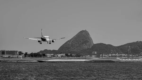 Rio Janeiro Brasil Circa 2020 Avião Comercial Pousando Pista Aeroporto — Fotografia de Stock