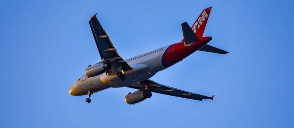 Companhia Aérea Comercial Brasileira Tam Linhas Áreas Voando Durante Dia — Fotografia de Stock