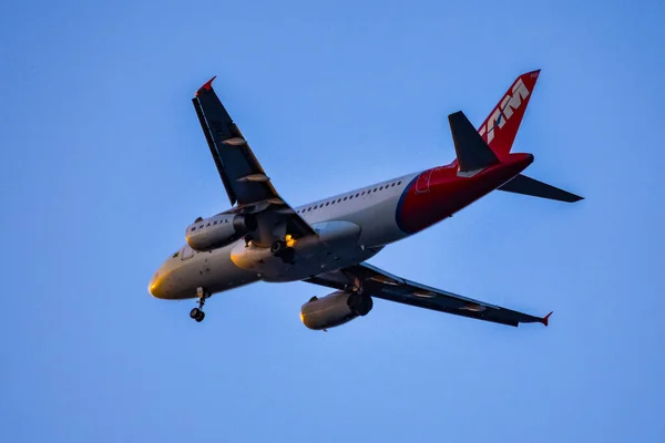 Companhia Aérea Comercial Brasileira Tam Linhas Áreas Voando Durante Dia — Fotografia de Stock