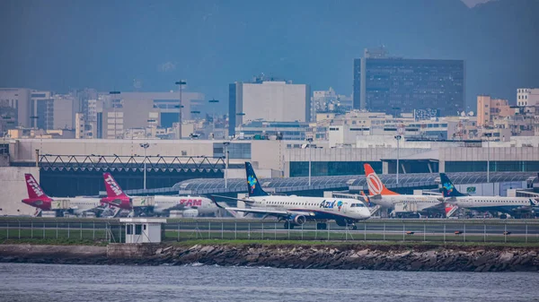 巴西里约热内卢Santos Dumont国家机场跑道上的一家巴西商业公司的飞机 Iata Sdu Icao Sbrj — 图库照片