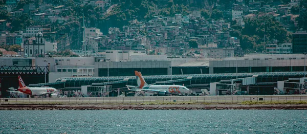 ブラジルのリオデジャネイロにあるサントス デュモン国立空港 Iata Sdu Icao Sbrj の滑走路に課税されるブラジルの商業会社の飛行機 — ストック写真