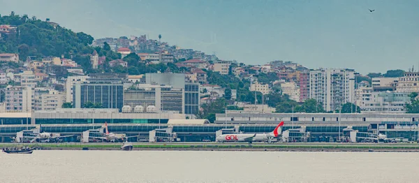 ブラジルのリオデジャネイロにあるサントス デュモン国立空港 Iata Sdu Icao Sbrj の滑走路に課税されるブラジルの商業会社の飛行機 — ストック写真