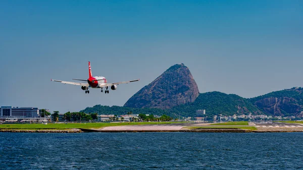 Rio Janeiro Brazílie Circa 2020 Obchodní Letadlo Přistávající Přistávací Dráze Stock Fotografie